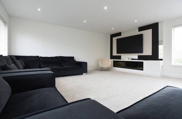 Spacious 5 Bedroom w/Hot Tub | Waterlooville`s Gem