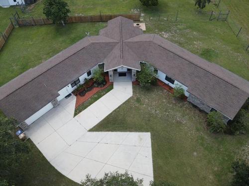 Spacious 5-Bedrooms Contemporary Ranch with fitness room, Wifi, pool table
