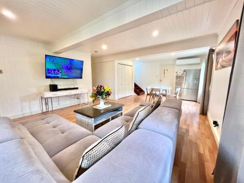 Spacious 5 BR Family Home with free WIFI & AC pet friendly