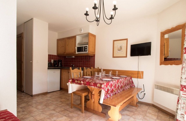 Amplio apartamento en pistas para 5 pers con parking y WiFi