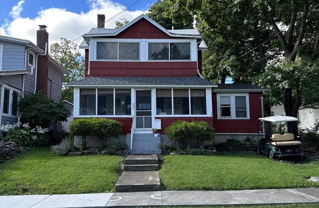 Spacious 5 Bedroom House On Double Lot In Lakeside One Block From The Lake!