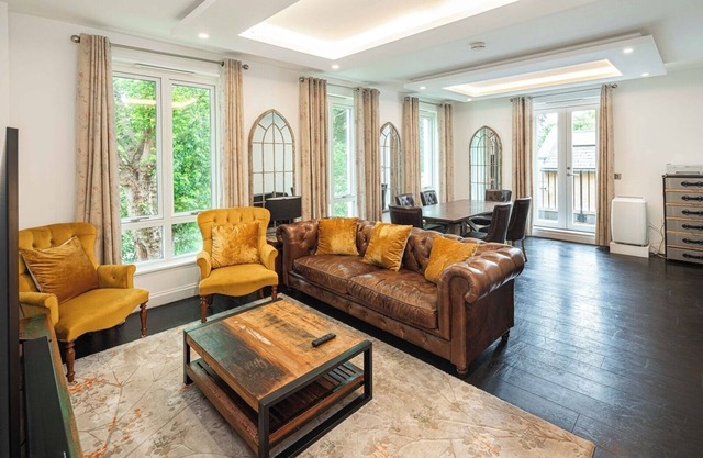 Spacious 5BD Family Home in Leafy West London