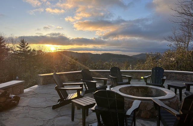Spacious 5BR/4BA/1 level home on 8 acres w/ Stunning Views, Hot Tub & Fire Pit