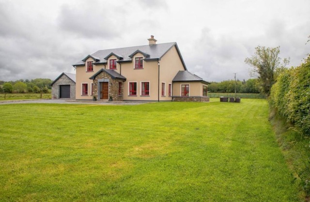 Spacious 5BR Farmhouse Near Killarney – Perfect for Summer Family Holidays