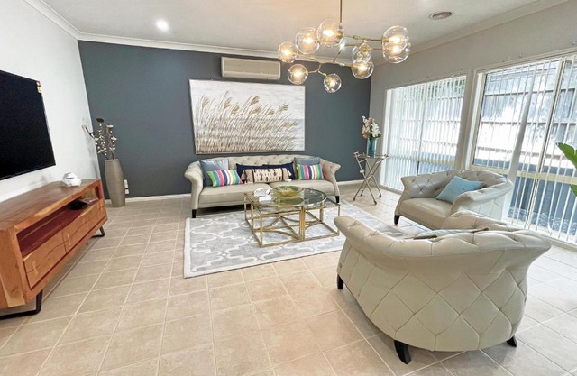 Spacious 5BR House in Hallam near Bunjil Place
