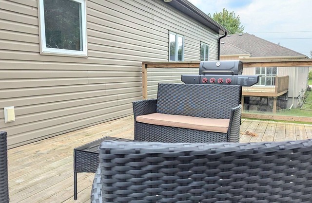 Spacious 6-bdrm luxury, modern house with lake view in cottage country, Ontario