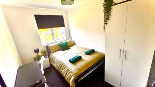 Spacious 6-Bed Family Home in Norfolk Park, Sleeps 12, Garden, Wi-Fi & Parking, Near Sheffield City Centre