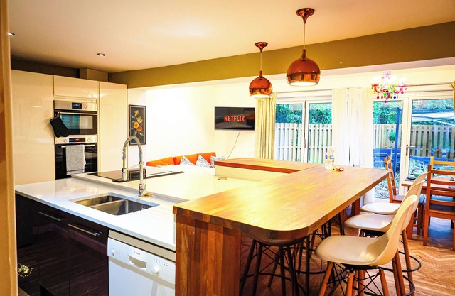 Spacious 6 Bed House, 10 Minutes from Centre with Parking, Ideal for Contractors