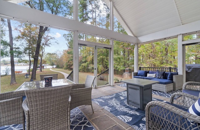 Spacious 6-Bed Lakefront Retreat 2 King Ensuites, Screened Porch & Amenities