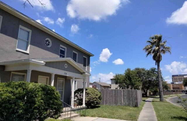 Spacious 6-bedroom house in lovely Corpus Christi 1 block from Ocean Dr.