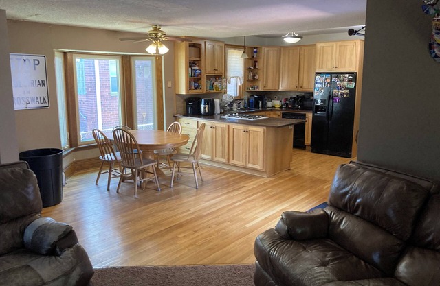 Spacious 6-bedroom 3 bath house Saint Paul - sleeps 18!
