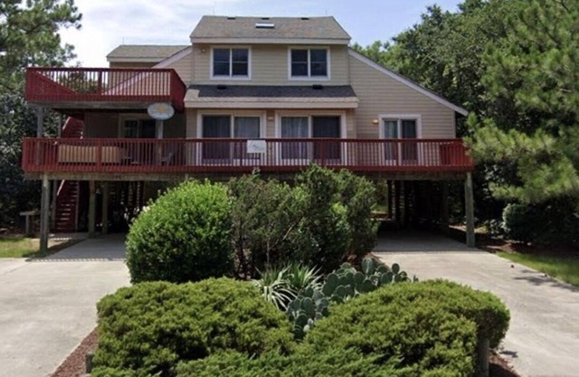 Spacious 6 Bedroom, 3000 sq ft, w/ NEW HOT TUB, close to the beach!