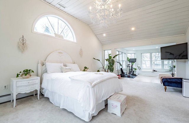 Spacious 6-bedroom 4 bathroom Dream House, with salt water pool & stone hot tub.