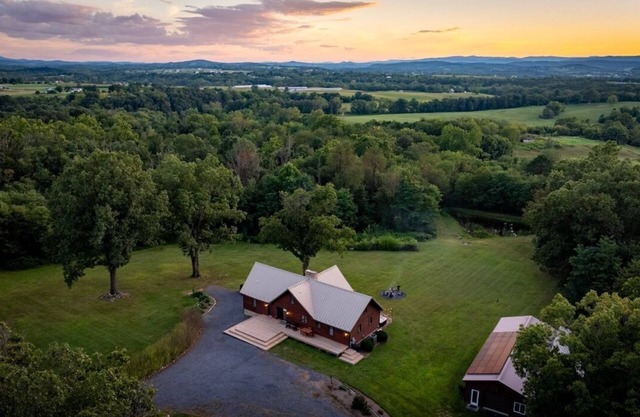 Spacious 6-bedroom cabin - Hot Tub - Game Room - Gym - Fire pit - 27 acres