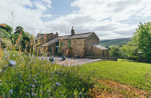 Spacious 6-bedroom farmhouse in welcoming Leyburn with WiFi