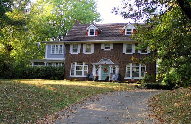 Spacious 6-bedroom house with AC and WiFi in Louisville's Highlands neighborhood