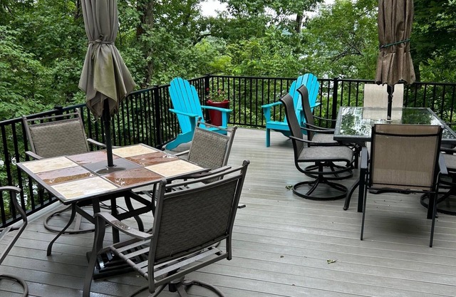 Spacious 6-bedroom house in charming Jamestown with WiFi and AC