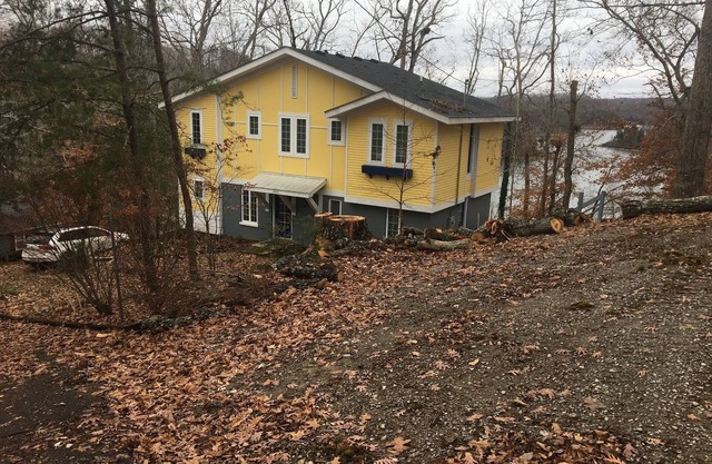 Spacious 6-bedroom house with WiFi & AC in charming Jamestown lake ramp access