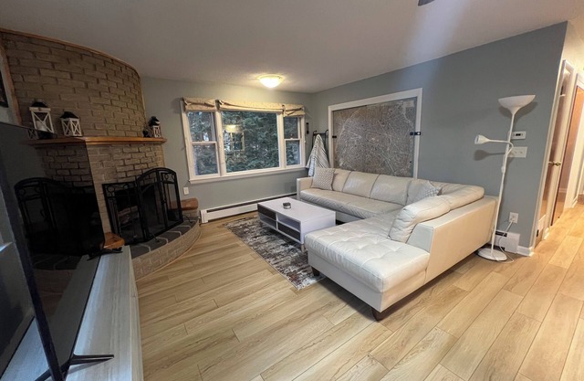 Spacious 6-bedroom house with AC, WiFi in enjoyable Littleton