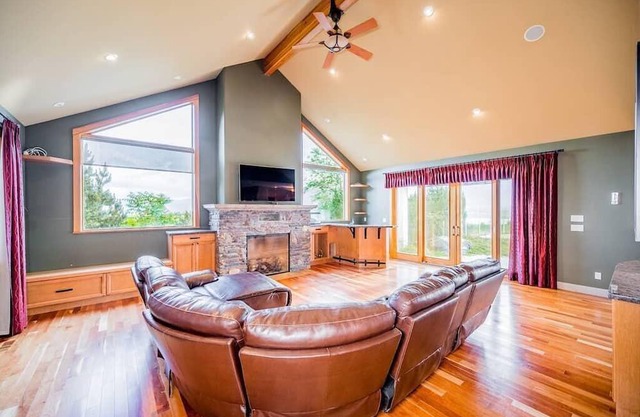 *Spacious 6 Bedroom House in Penticton