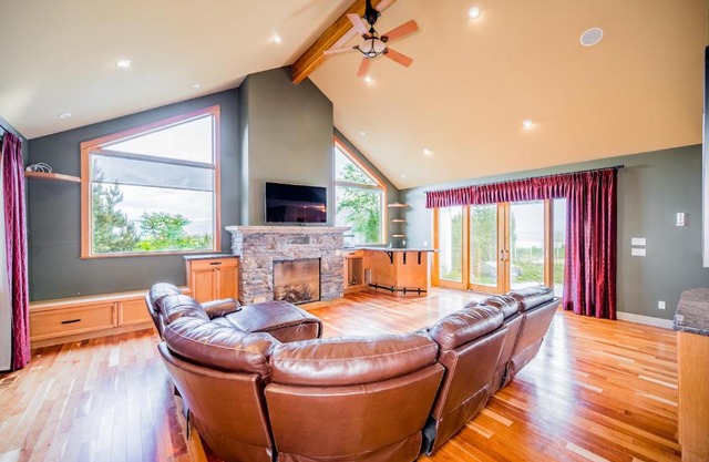 Spacious 6 Bedroom House in Penticton