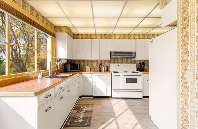 Spacious 6-bedroom house with AC and WiFi in delightful Redmond