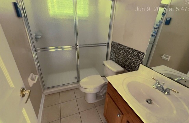 Spacious 6-bedroom house in charming Sanford with AC, laundry room, and parking.