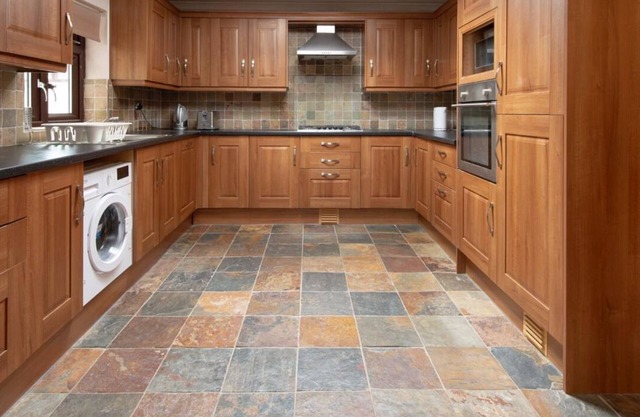 Spacious 6 Bedroom House in Wricklemarsh, London