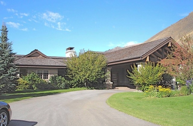 Spacious 6-bedroom luxury lodge-like Gimlet estate in world renowned Sun Valley.