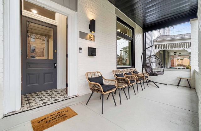 Spacious 6-bedroom house in charming Pittsburgh with AC