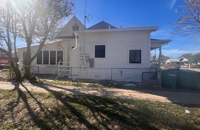 Spacious 6-bedroom house with WiFi and AC in welcoming San Antonio