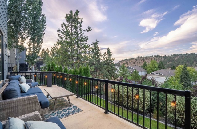 Spacious 6-bedroom, Views, King Beds, Hot Tub, Game Room near downtown Spokane