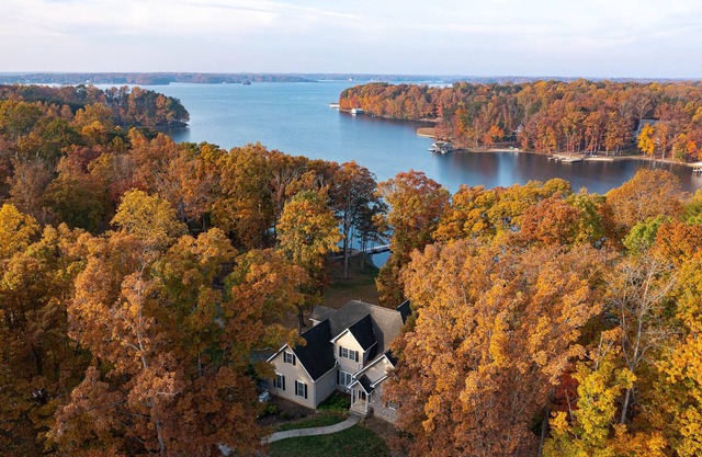 Spacious 6-bedroom waterfront w/incredible views