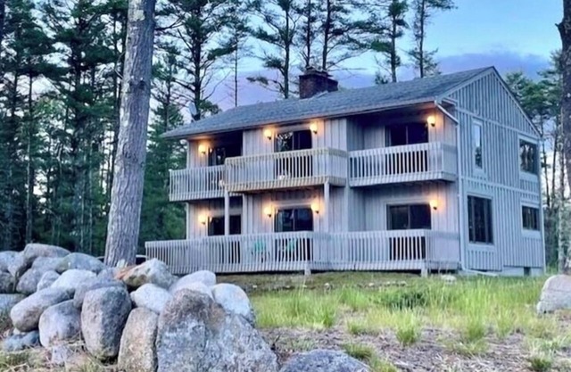 Spacious 6-BR Lakehouse Retreat ~ Day Dock Lake Views PrivateBeach 5min walk