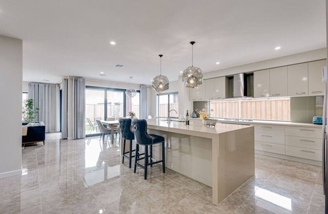 Spacious 6BR House w/ Pool Table Urban Home