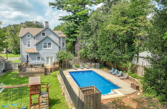 Spacious 6BR Retreat - Pool - Fire Pit - BBQ - 3 Min to NYC!