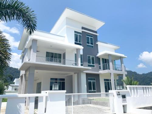 Spacious 6BR Villa with Seaview by Zervin