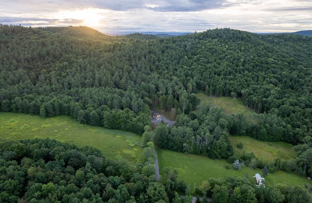 Spacious 7-bedroom cabin in charming Grafton with fitness room, sauna & hot tub