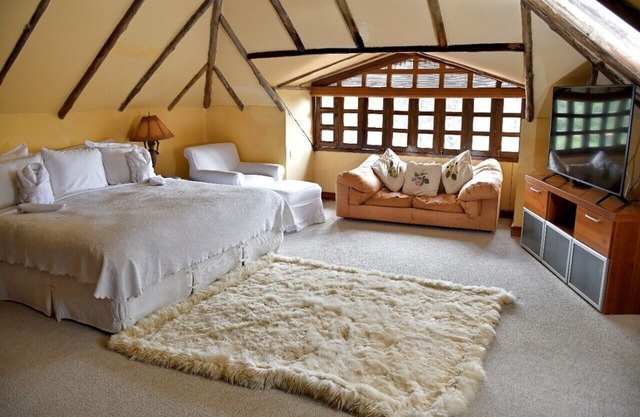 Spacious 7-bedroom chalets in the mountainous forests near Cali with WiFi