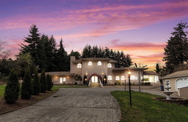 Spacious 7-bedroom Villa, 5 mins from SeaTac Airport with Tennis Court