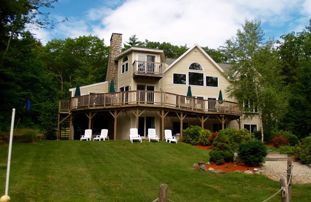 Spacious 8 bedroom 4 bathroom home with private water frontage on Moose Pond!