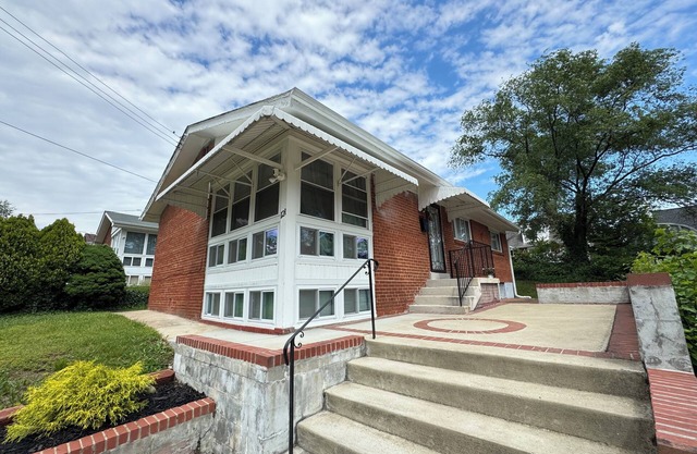 Spacious 8-Bedroom Entire House in Alexandria