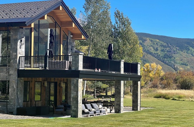 Spacious 8-bedroom house in tranquil Aspen with fitness room and private pond