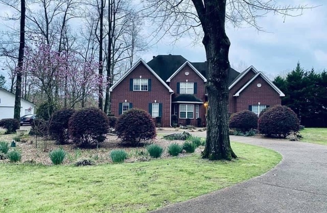 Spacious 8-bedroom house on lake in Hot Springs with pool & theater room