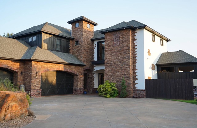 Spacious 8 Bedroom w/ Swimming Pool & Indoor Basketball Court. Close to BPS