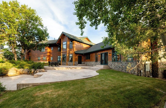 Spacious 9-bedroom house with WiFi, AC in charming Klamath Falls