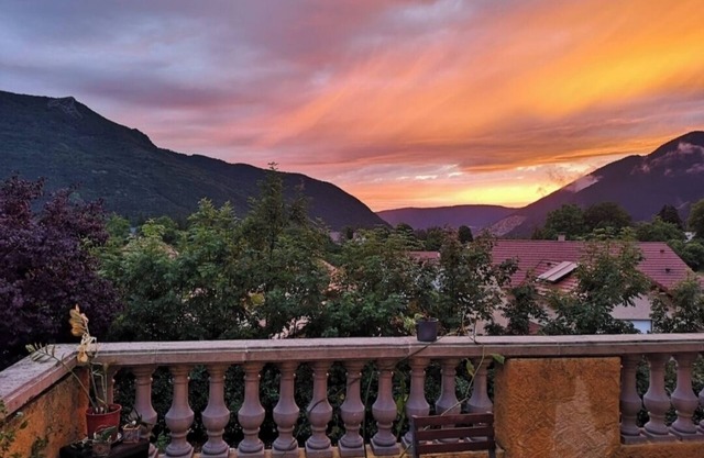 Spacious and cosy upstairs villa in the mountains