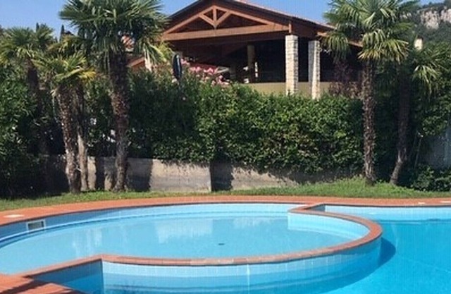 Amplio y confortable apartamento con piscina y jardín, cerca de Garda y playa.