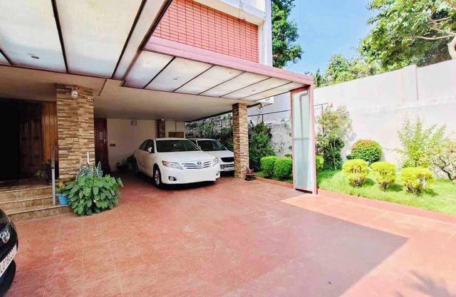 Spacious AC Bedroom with Attached Bathroom, in the Heart of Trivandrum