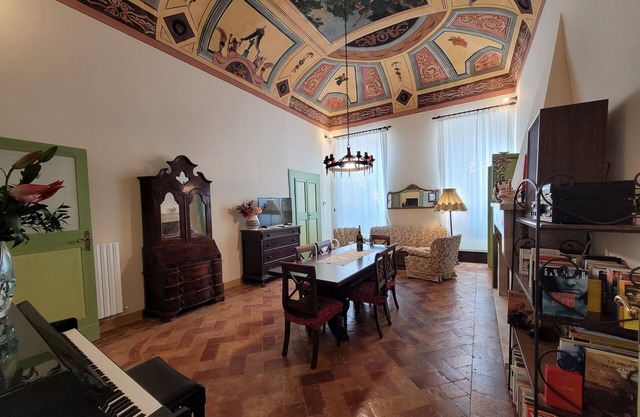 Palazzo con frescos en hist. La construcción en el casco antiguo, a 15 minutos del mar.